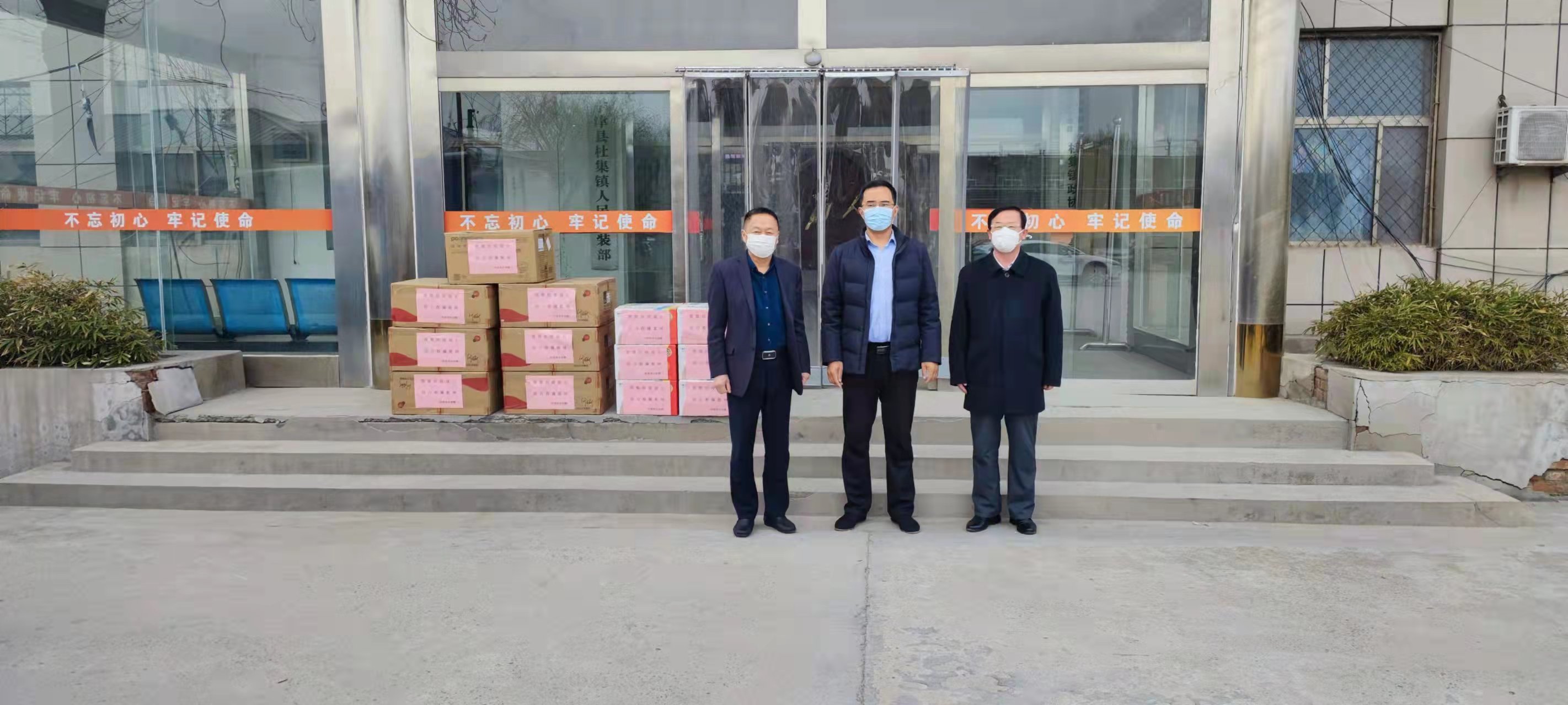 致敬抗疫战士，助力春满乾坤