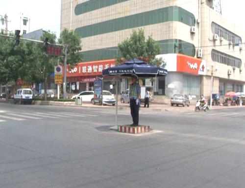 爱心企业为宁津交警大队执勤民警送去遮阳伞