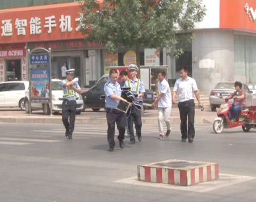 爱心企业为宁津交警大队执勤民警送去遮阳伞